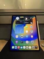 Apple iPad Pro 6th Gen. 128GB, Wi-Fi & 5G With Apple Pencil AT&T