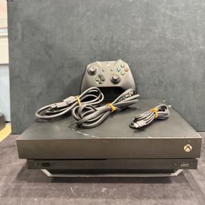 Microsoft Xbox One X (1 TB) with Controller         LS(344425)