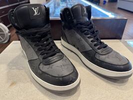 Louis Vuitton LV Rivoli Monogram Eclipse Sneaker Size 9           LS(350080)